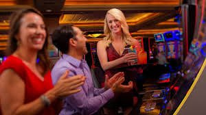 77789game Mobile APP Myanmar ကစားသမားများ Slots Casino ဘောလုံး ဂိမ်းများ ကစားနေသောမြင်ကွင်း
